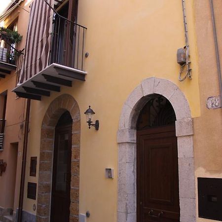 Apartamento La Finestra Sotto La Rocca Cefalú Habitación foto