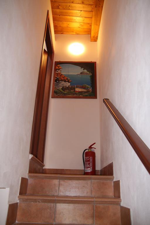 Apartamento La Finestra Sotto La Rocca Cefalú Habitación foto