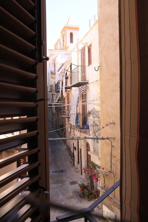 Apartamento La Finestra Sotto La Rocca Cefalú Habitación foto