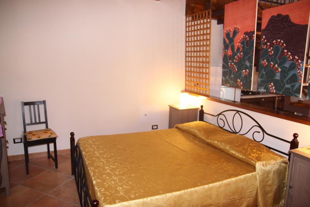 Apartamento La Finestra Sotto La Rocca Cefalú Habitación foto