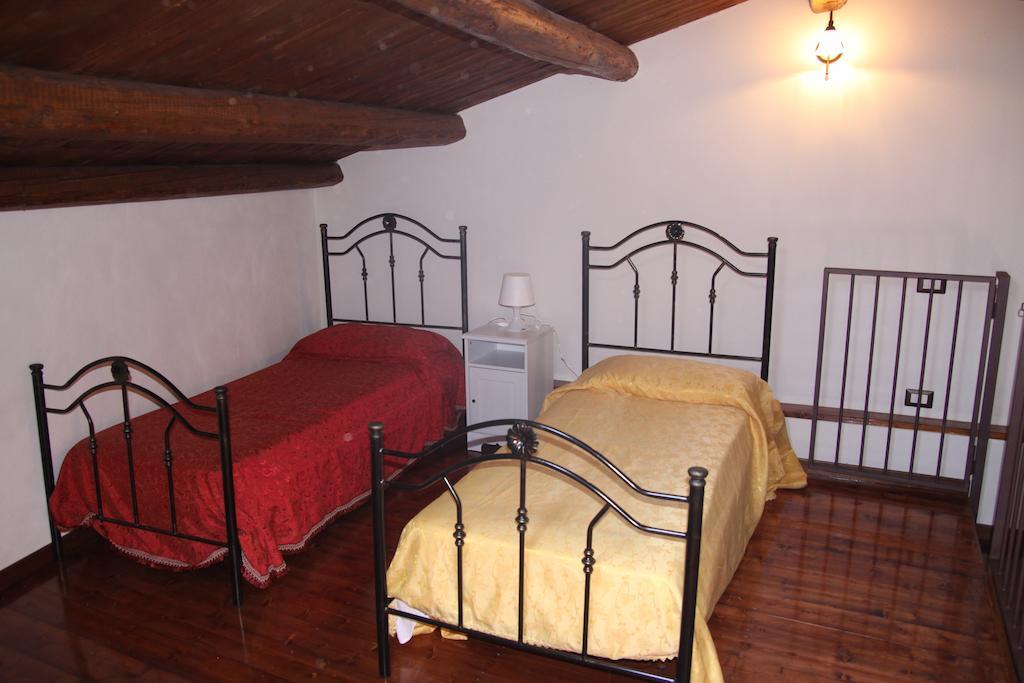 Apartamento La Finestra Sotto La Rocca Cefalú Habitación foto