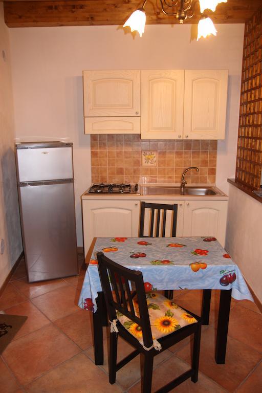 Apartamento La Finestra Sotto La Rocca Cefalú Habitación foto