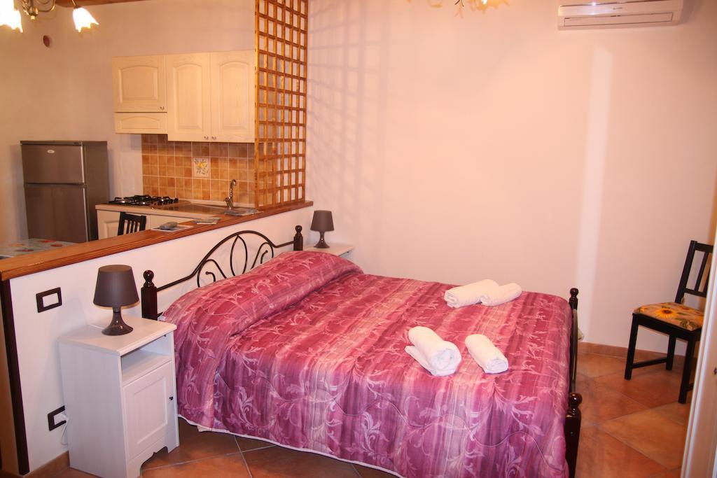 Apartamento La Finestra Sotto La Rocca Cefalú Habitación foto